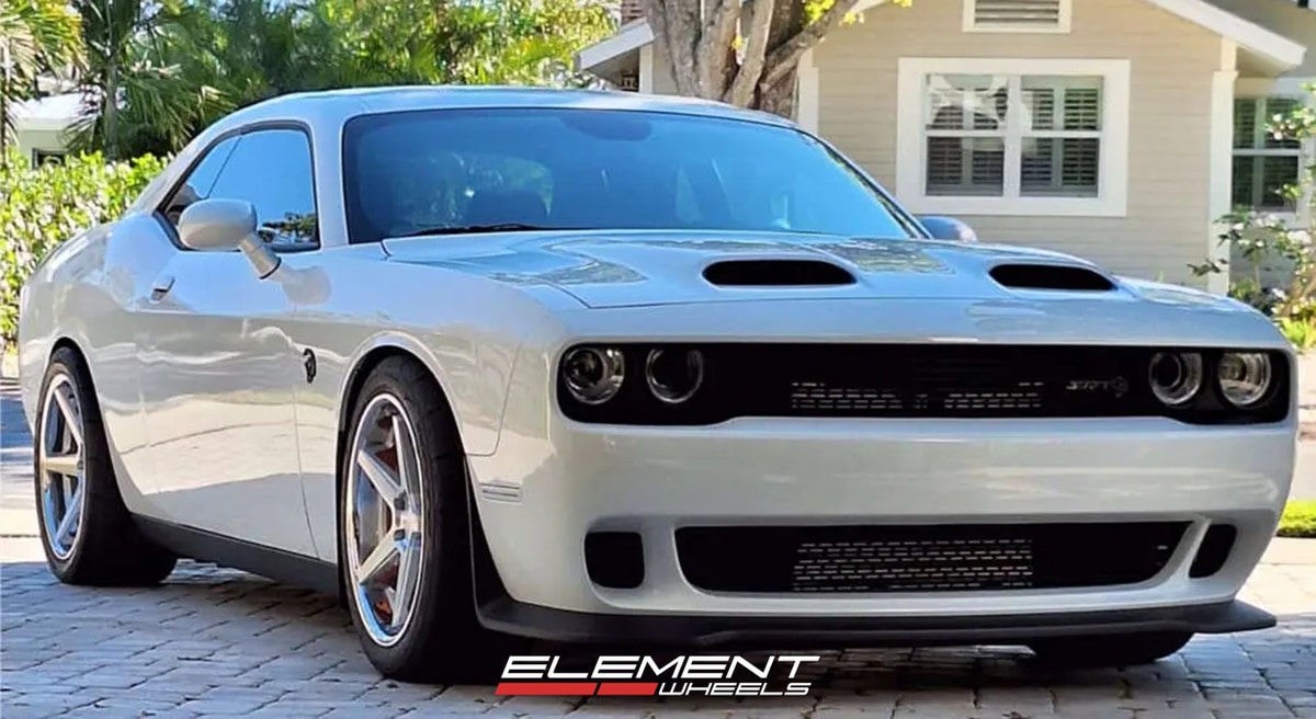 20x10 | 20x10.5 Staggered Ferrada FR3 Machine Silver w/ Chrome Lip on 2015-2025 Dodge Challenger RWD