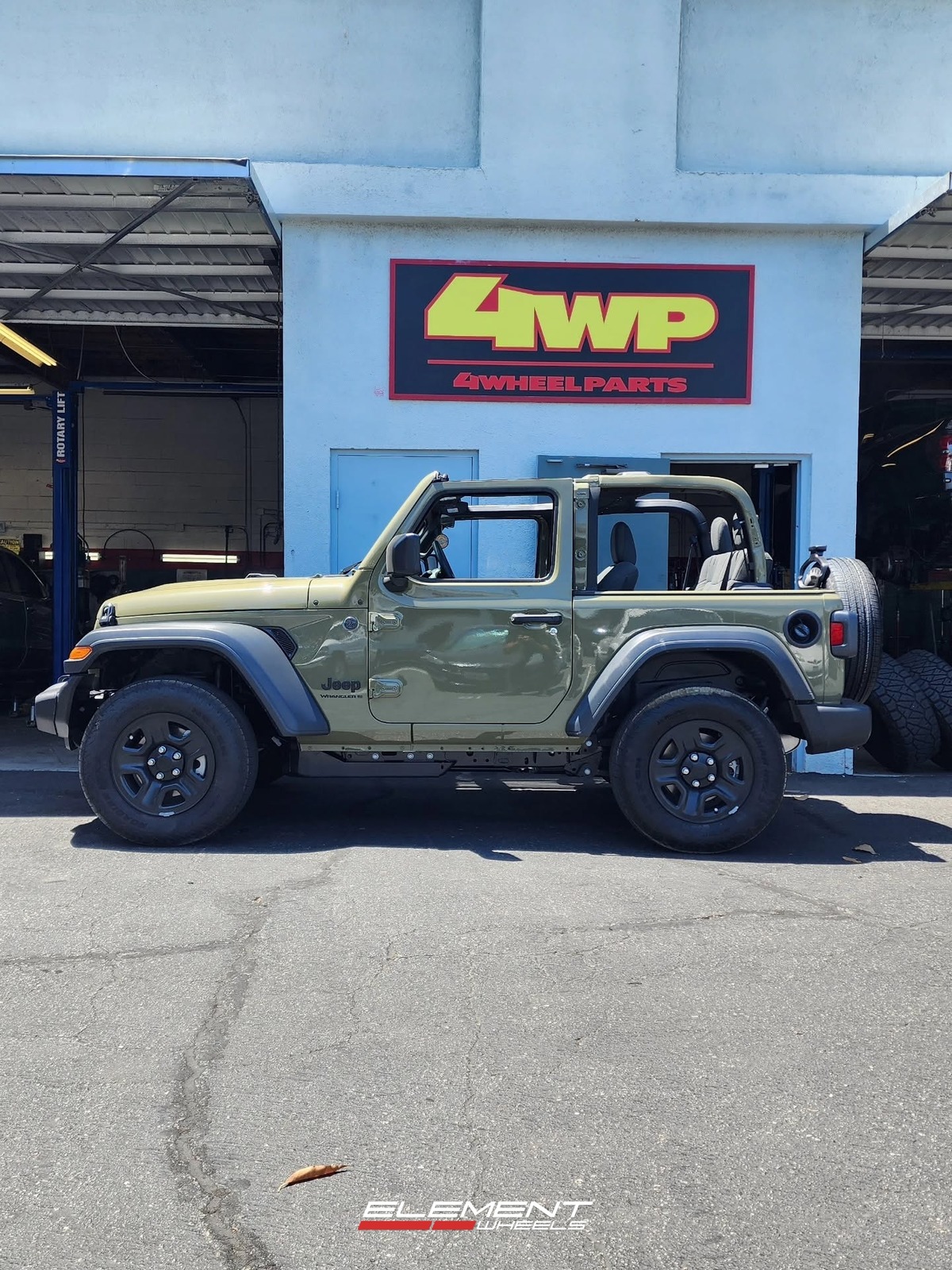 17x8.5 | 17x8.5 Staggered Fuel Off-Road Rebel Anthracite w/ Black Lip D680 on 2018-2025 Jeep Wrangler JL