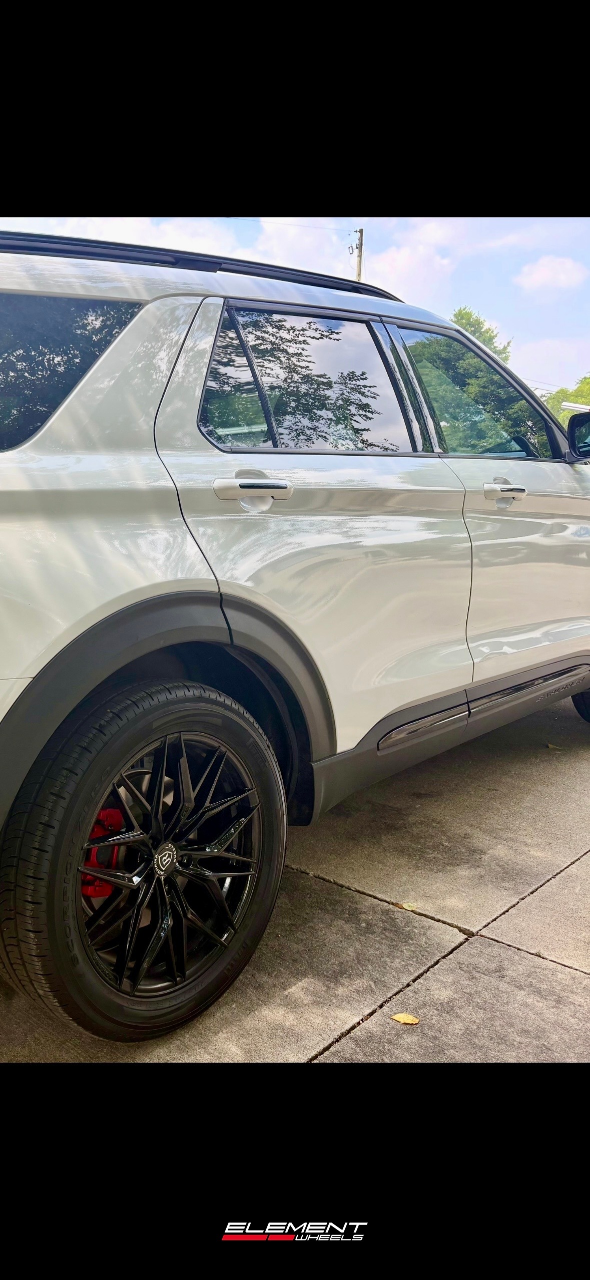 21x9 Rohana RFX17 Gloss Black (Cross Forged) on 2020-2025 Ford Explorer