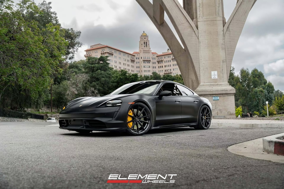 22x9 | 22x10.5 Staggered Curva Concepts CFF46 Gloss Black (Flow Forged) on 2020-2025 Porsche Taycan