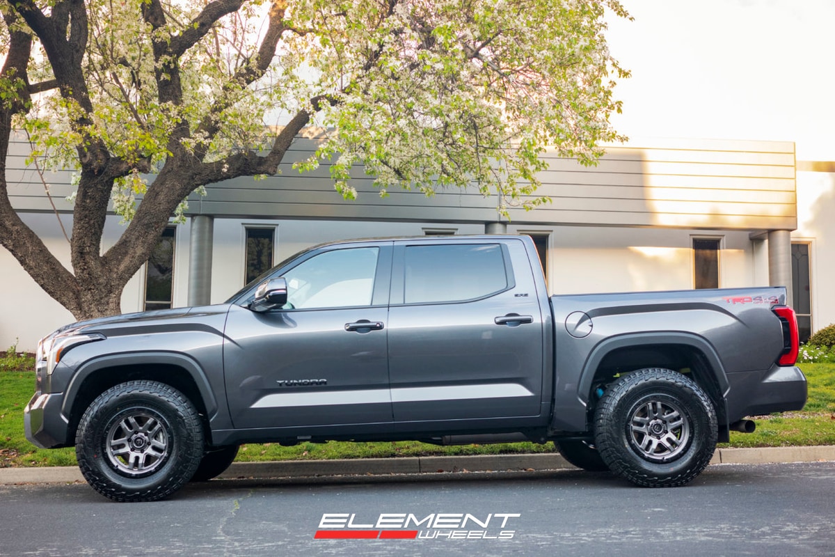 18x9 | 18x9 Staggered Fuel Off-Road Ammo Anthracite w/ Black Ring D701 on 2022-2025 Toyota Tundra