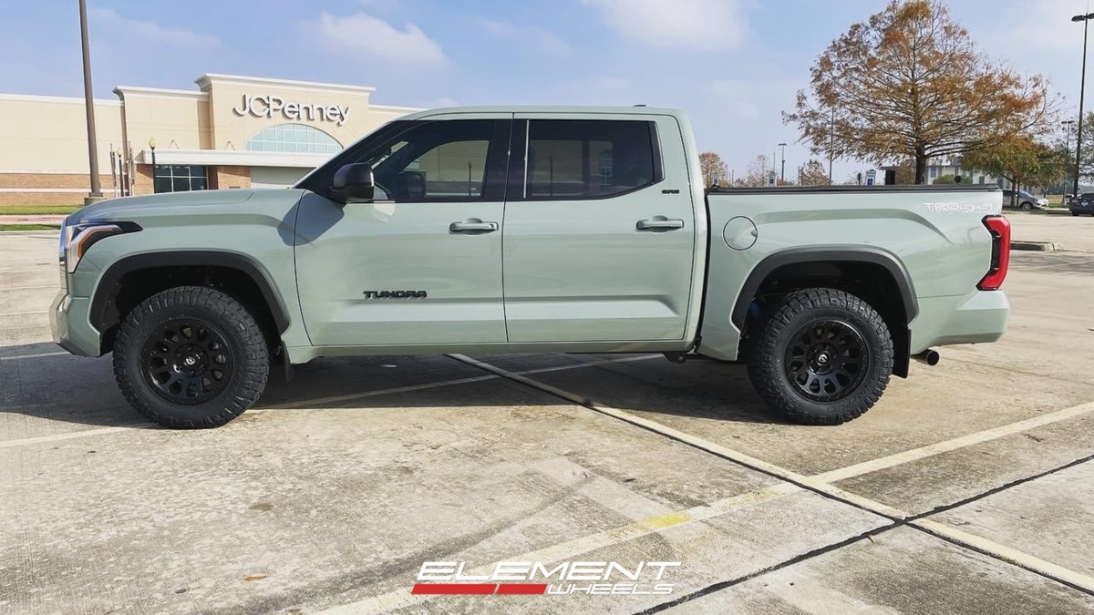 18x9 | 18x9 Staggered Fuel Off-Road Vector Matte Black D579 on 2022-2025 Toyota Tundra