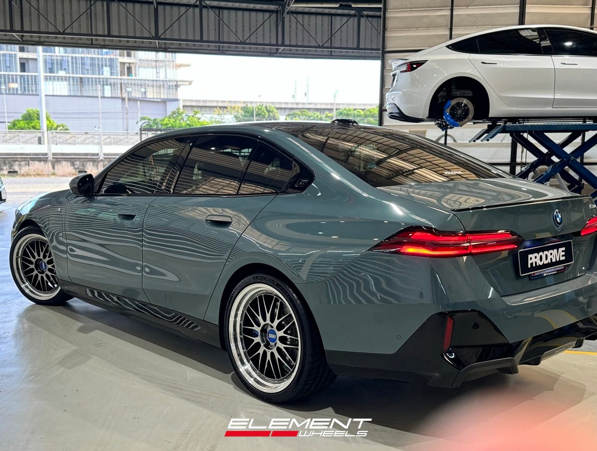 21x9 | 21x10 Staggered on 2024-2025 BMW 5 Series