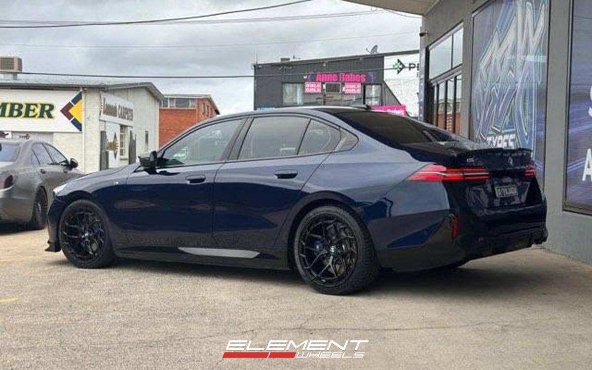 20x8.5 | 20x10 Staggered on 2024-2025 BMW i5
