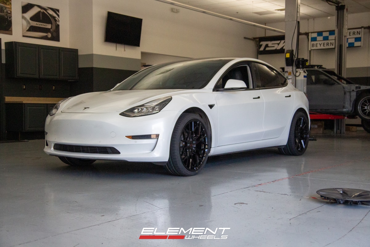 Staggered Variant Radon in Gloss Piano Black on a 2018 Tesla Model 3
