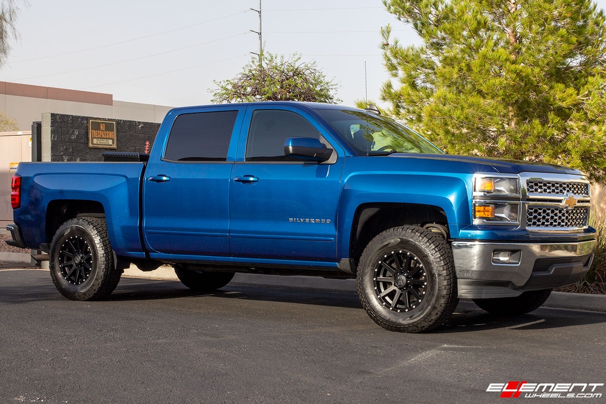 17 inch XD Series XD818 Heist Satin Black on a 2015 Chevrolet Silverado