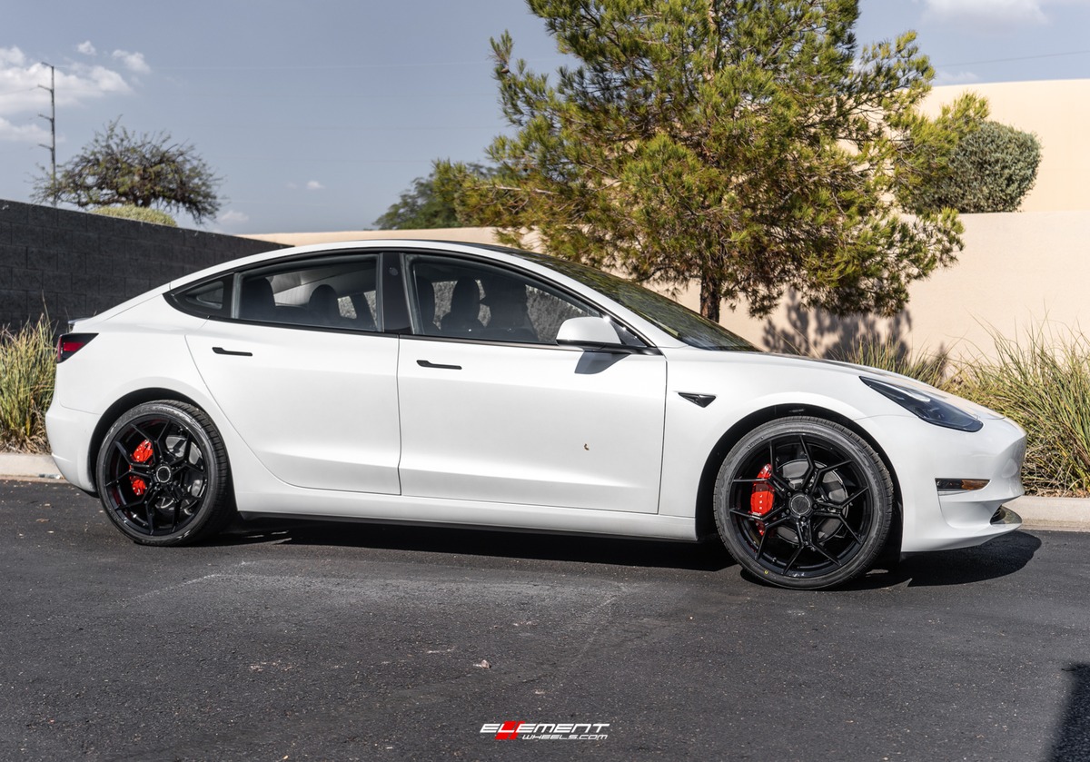 20 inch Staggered Blaque Diamond BD-F25 Gloss Black on a 2021 Tesla Model 3