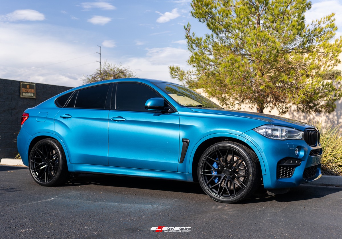 22 inch Staggered Avant Garde M520R Dark Graphite Metallic on a 2017 BMW X6M