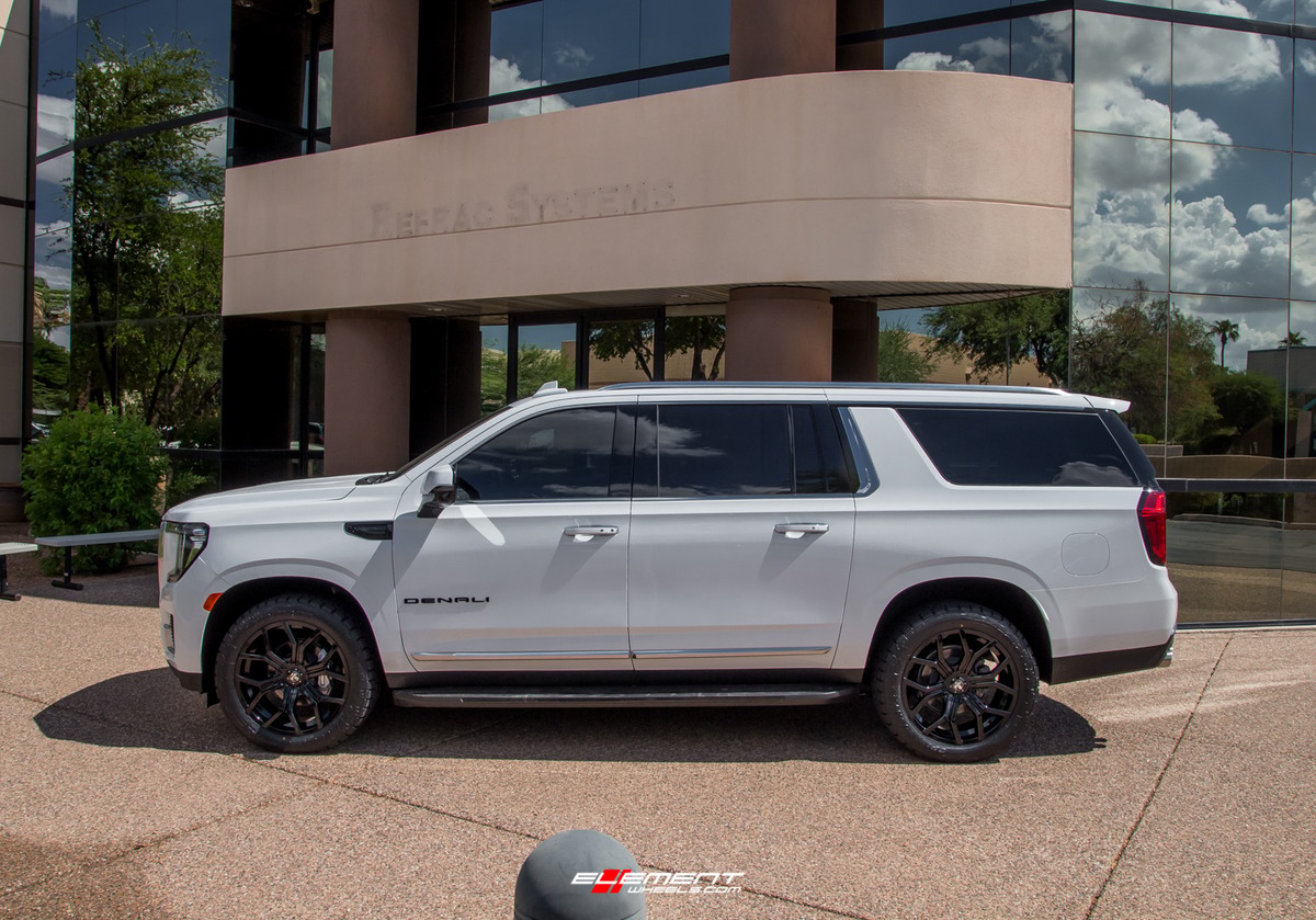 22 inch DUB Royalty Gloss Black S208 on a 2021 GMC Yukon SUV