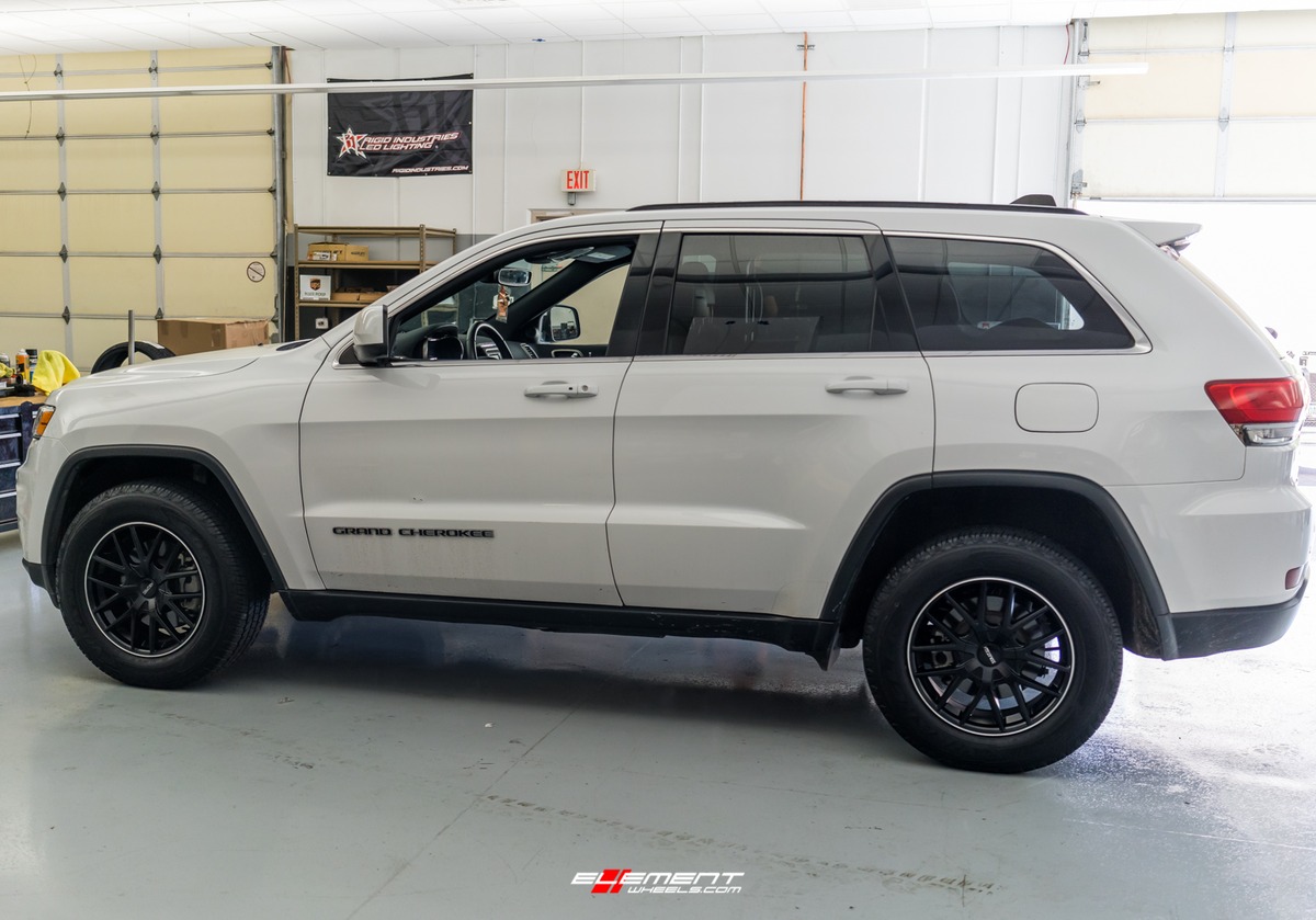 18 inch Touren TR60 Matte Black w/  Machine Ring on a 2017 Jeep Grand Cherokee