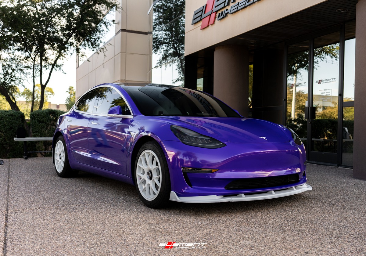 18 inch Fifteen52 Apex Rally White on a Bagged 2019 Tesla Model 3
