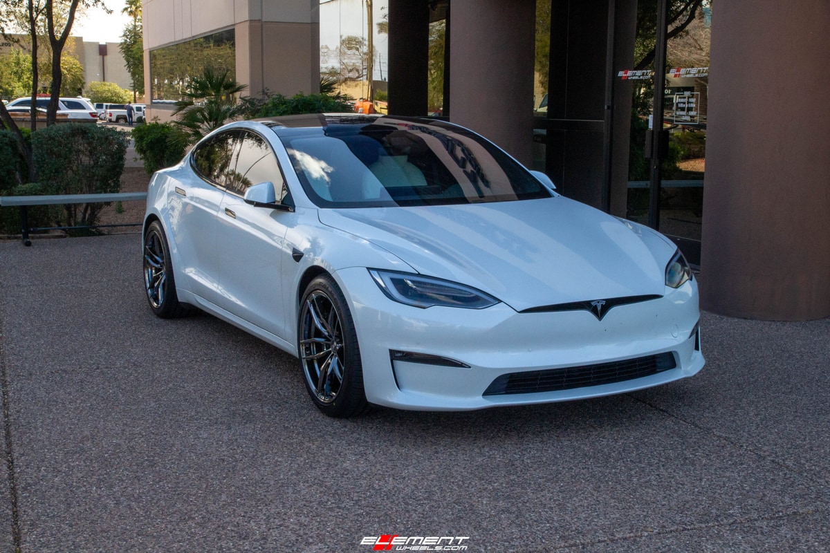 Staggered 20 Inch Variant Krypton in Super Black Chrome on a 2022 Tesla Model S