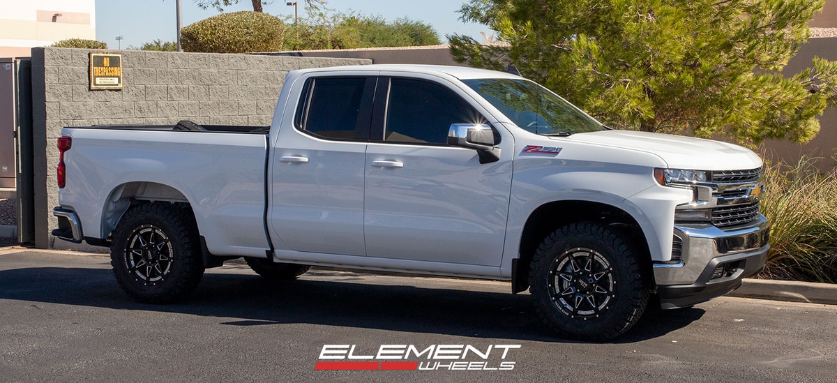 18 inch Moto Metal MO993 Gloss Black Milled on a 2021 Chevrolet Silverado 1500