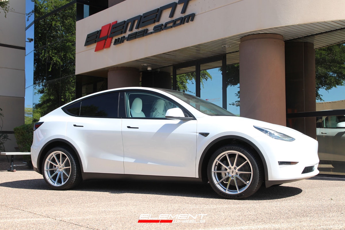 20 inch Staggered Variant Argon Silver Mirror Face on a 2023 Tesla Model Y Long Range AWD