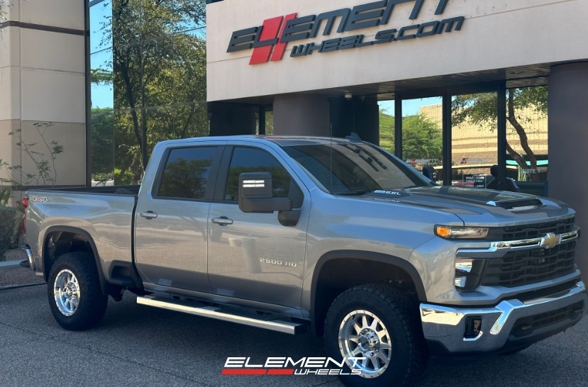 18 inch Method Race MR301 Machined w/ Clear Coat on a 2024 Chevrolet Silverado 2500