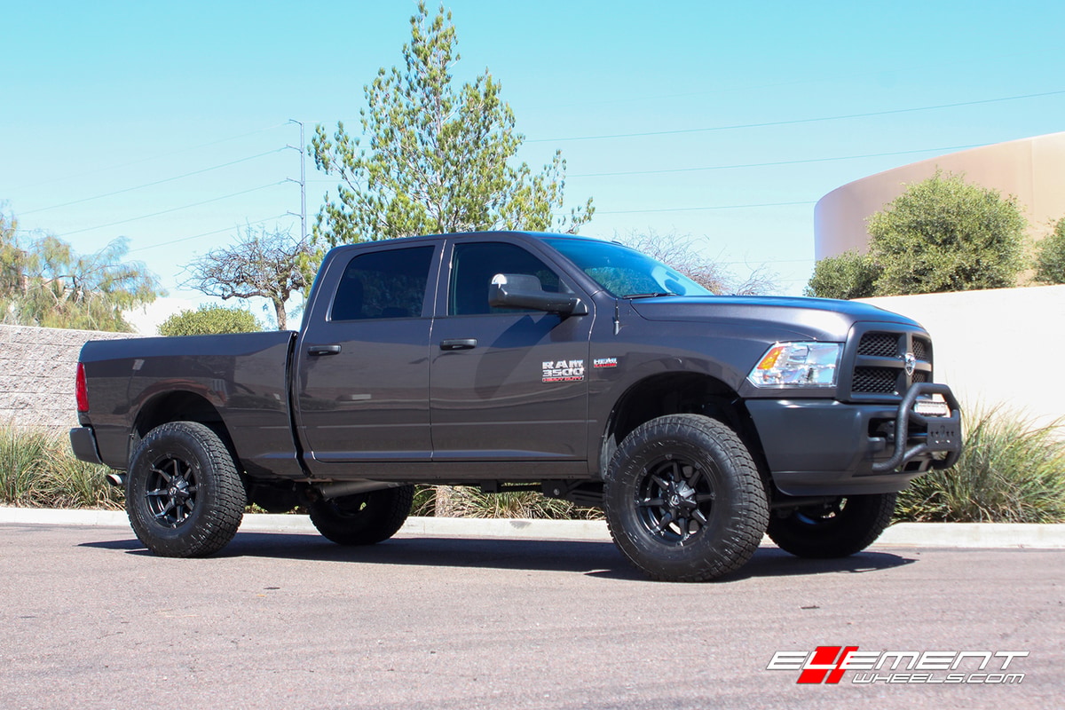 18 inch Fuel Off-Road Coupler Black Machined w/ Black Tint D556 on Dodge Ram 3500 (3" Lift)