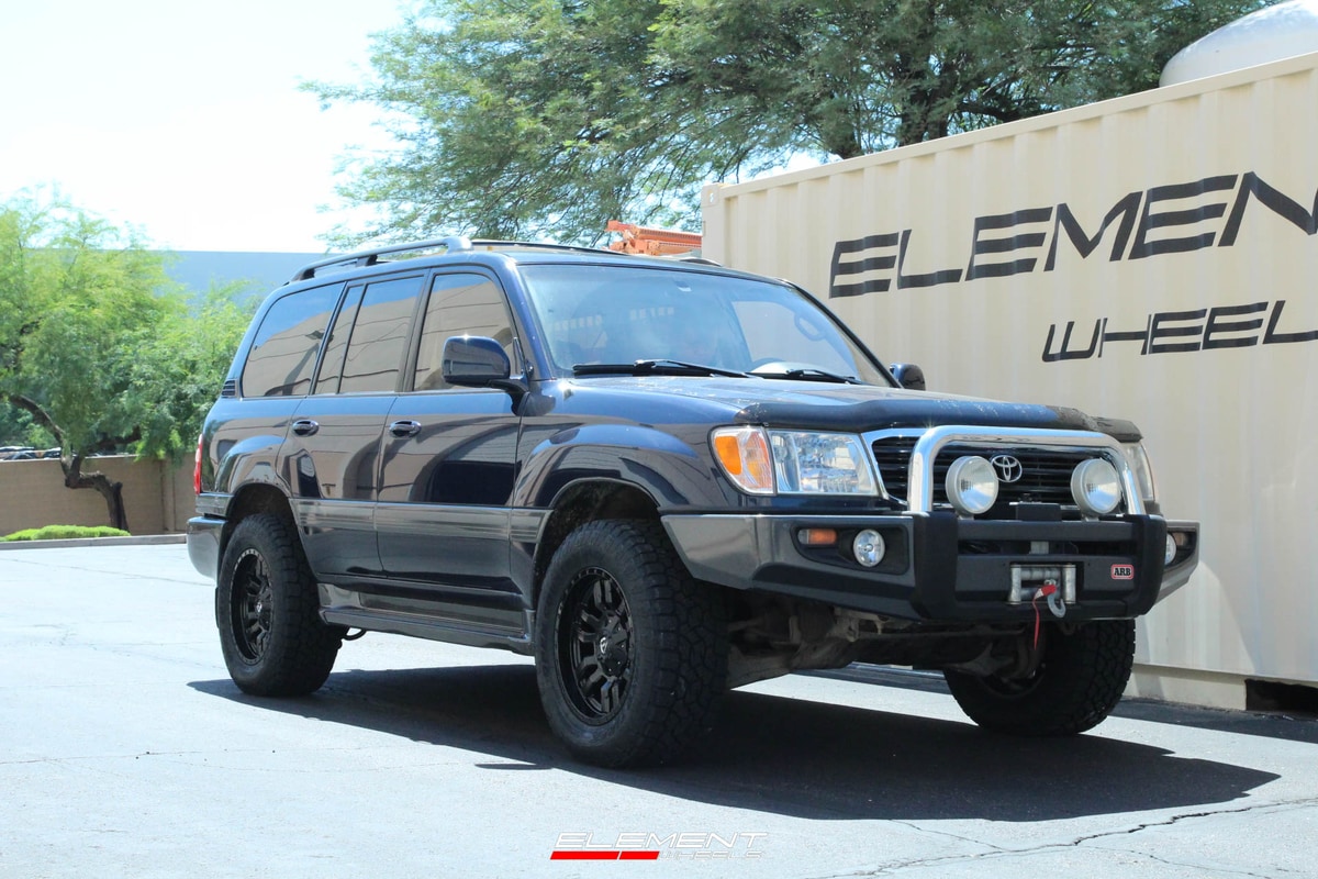 18 Inch Fuel Off-Road Sledge D596 in Matte Black on 2000 Toyota Landcruiser