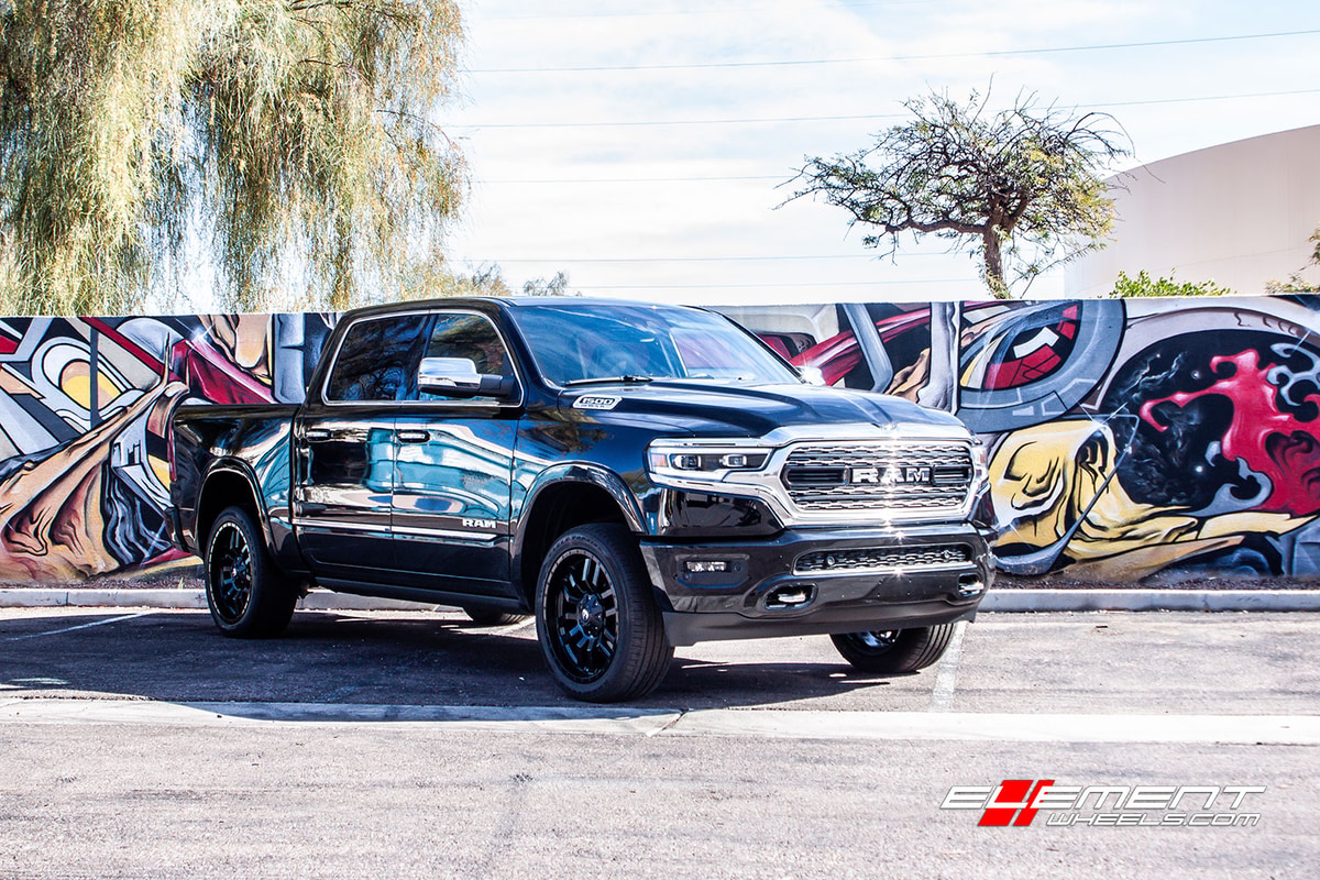 22 inch Fuel Off-Road Sledge Matte Black w/ Gloss Black Lip on 2019 Ram 1500