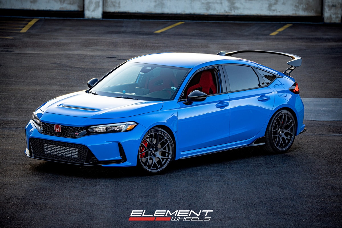 19 inch VMR V710FF in Matte Graphite on a 2024 Honda Civic Type R