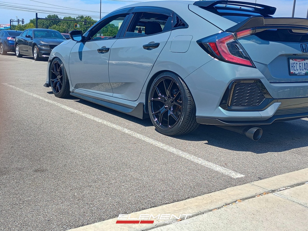 18 inch Dolce Performance Element in Gloss Black on a 2018 Honda Civic Hatchback