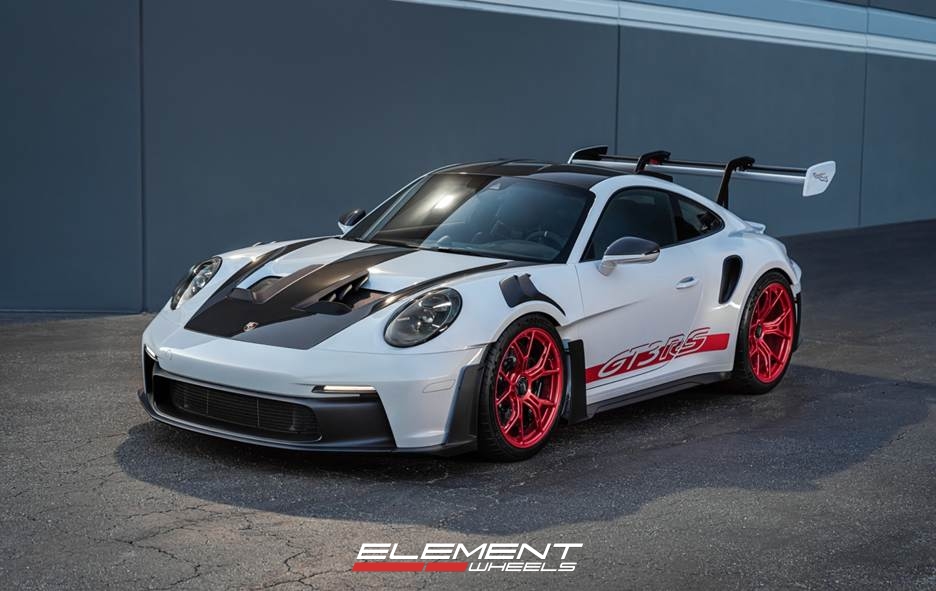 20/21 Double Staggered Magnesium GW9 in Pyro Red on a 992 GT3RS