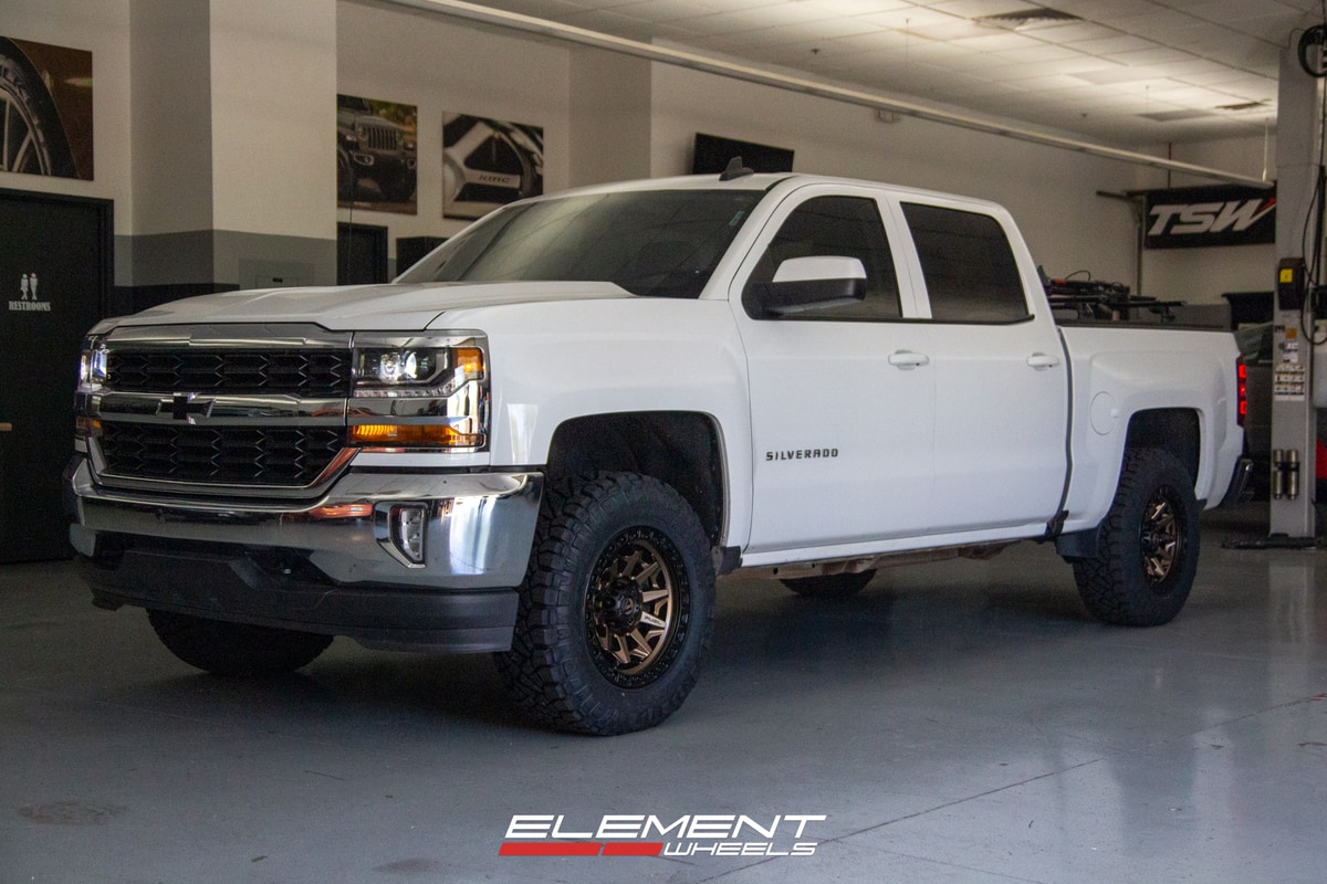 18 Inch Fuel Covert in Bronze w/ Black Lip D696 on a 2018 Chevrolet Silverado 1500