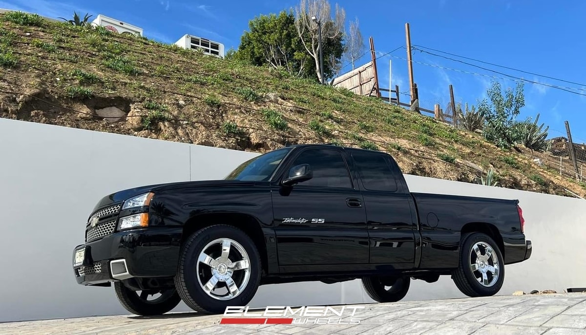 22 inch Chevrolet 1500 SS Replica Wheel Chrome FR33 on a 2004 Chevrolet Silverado 1500