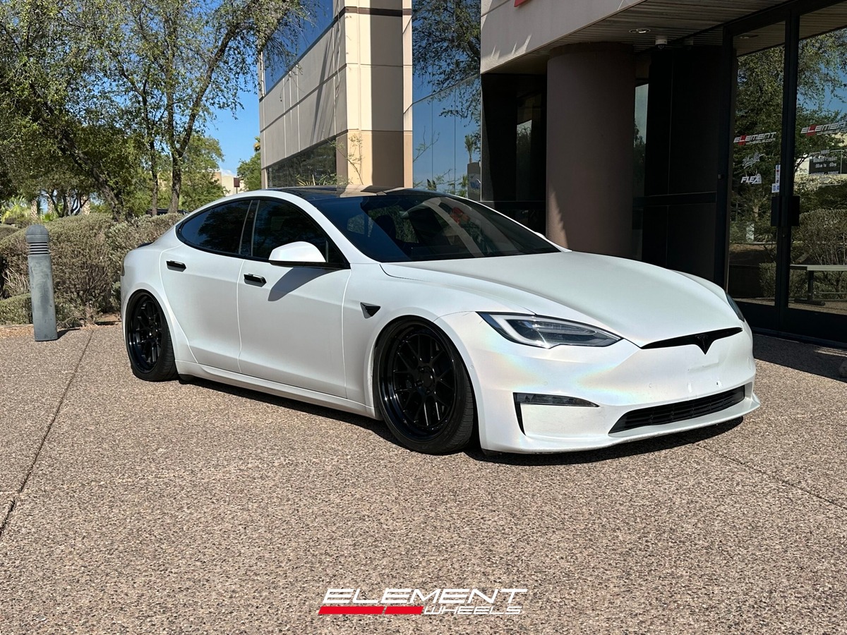 Staggered 21 inch Variant Formula Satin Black Center, Gloss Black Outer, Blue Fasteners on a 2021 Tesla Model S