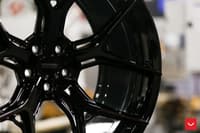 22x10.5 vossen hf-5 gloss black (hybrid forged) 5x112 42mm