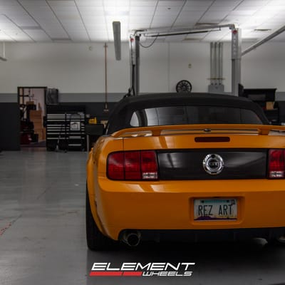 Staggered 20 Inch F1R F101 in Machine Silver on a 2007 Ford Mustang GT
