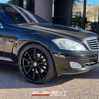 22 Staggered Curva Concept CFF46 in Gloss Black on a 2007 Mercedes S 600