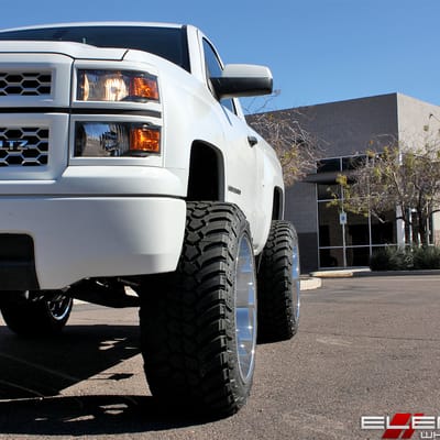 24x14 US Mag Desperado 6 All Polished on a 2014 Chevy Silverado 1500 w/ Specs
