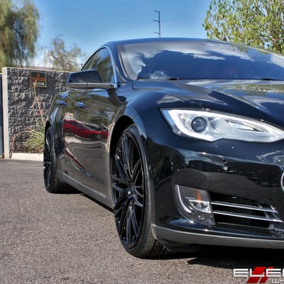 22 inch Staggered Niche Anzio Gloss Black on a 2014 Tesla Model S w/ specs