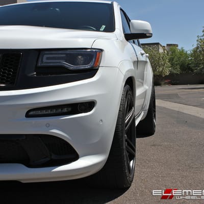 22x10.5 XO Caracas Matte Black on a 2014 Jeep Grand Cherokee SRT w/ Specs