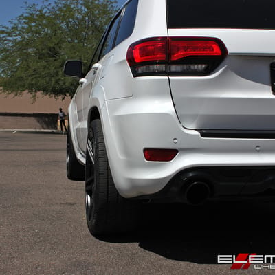 22x10.5 XO Caracas Matte Black on a 2014 Jeep Grand Cherokee SRT w/ Specs