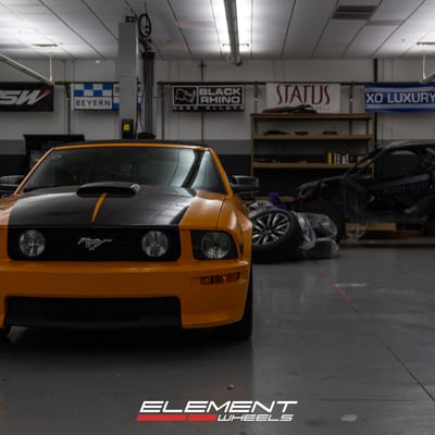Staggered 20 Inch F1R F101 in Machine Silver on a 2007 Ford Mustang GT