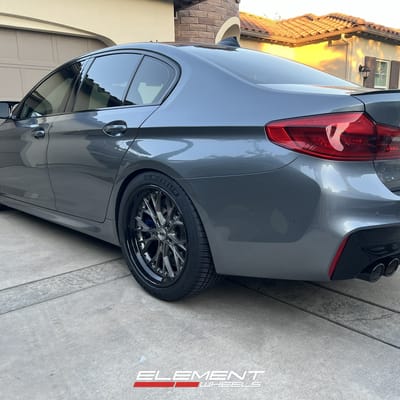 Staggered 20 inch Variant SHB-3P in Gloss Gunmetal w/ Gloss Black on a 2020 BMW M5 Competition