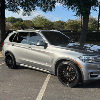Staggered 22 inch Savini BM16 in Gloss Black on a 2018 BMW X5