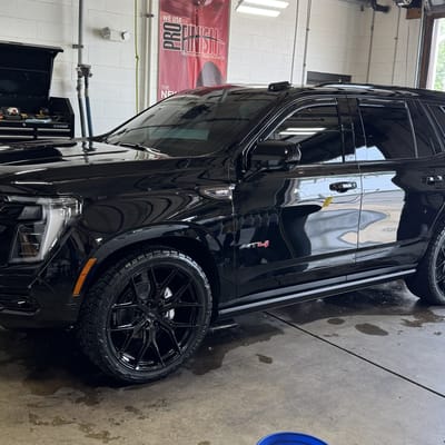 24 inch Vossen HF6-4 in Gloss Black on a 2025 GMC Yukon AT4 Ultimate