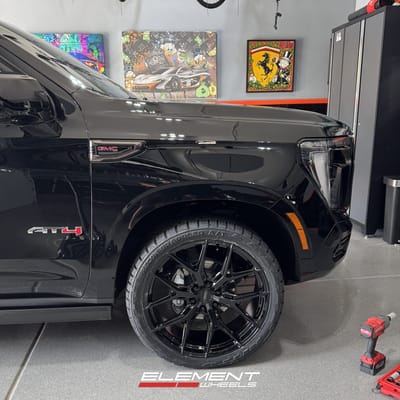 24 inch Vossen HF6-4 in Gloss Black on a 2025 GMC Yukon AT4 Ultimate