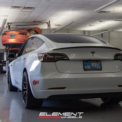 Staggered Variant Radon in Gloss Piano Black on a 2018 Tesla Model 3