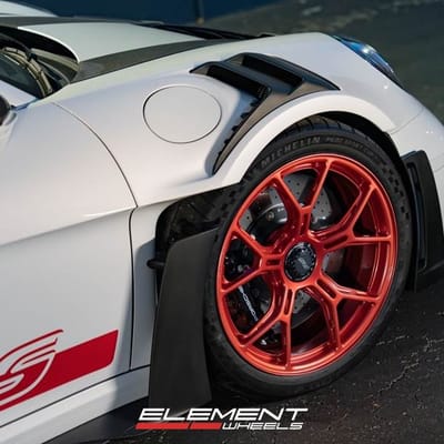 20/21 Double Staggered Magnesium GW9 in Pyro Red on a 992 GT3RS