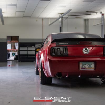 Staggered Variant Xenon in Brushed Bronze on a 2005 Ford Mustang GT