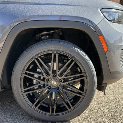 22 inch Curva Concepts C48 Gloss Black on a 2023 Jeep Grand Cherokee