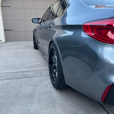 Staggered 20 inch Variant SHB-3P in Gloss Gunmetal w/ Gloss Black on a 2020 BMW M5 Competition