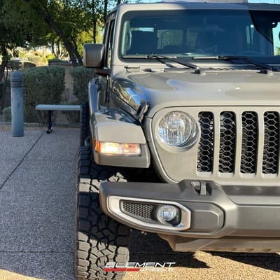 20x10 InchMoto Metal MO970 Gloss Grey w/ Gloss Black Lip on a 2023 Jeep Gladiator (Stock Height)