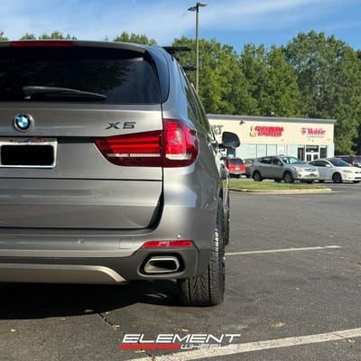 Staggered 22 inch Savini BM16 in Gloss Black on a 2018 BMW X5