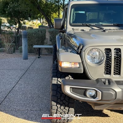 20x10 InchMoto Metal MO970 Gloss Grey w/ Gloss Black Lip on a 2023 Jeep Gladiator (Stock Height)