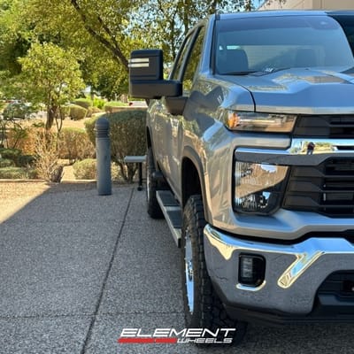18 inch Method Race MR301 Machined w/ Clear Coat on a 2024 Chevrolet Silverado 2500