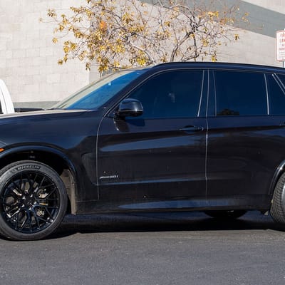 20 inch Staggered Variant Radon Gloss Piano Black on a 2015 BMW X5 F15